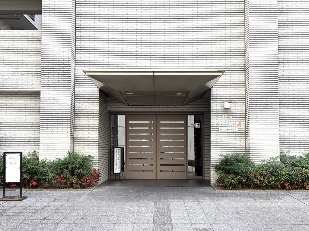 【エントランス】 マンションエンブレムが設置された高級感のあるエントランスの様子です。