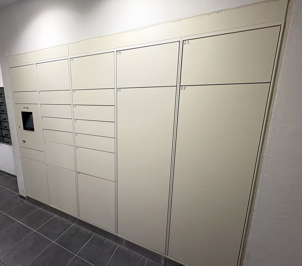 【宅配ボックス】 宅配ボックス完備。不在時にも荷物の受け取りができるので便利です。