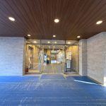 【エントランス】 ゆとりあるスペースが確保されているエントランスの様子です。オートロックシステムがあるので防犯面も安心です。