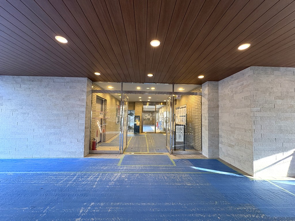 【エントランス】 ゆとりあるスペースが確保されているエントランスの様子です。オートロックシステムがあるので防犯面も安心です。