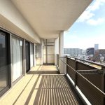 【バルコニー】 南東向きバルコニー。明るくて風通しも良好。たくさんの洗濯物を干していただけます。