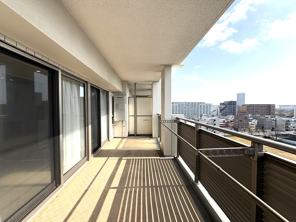 【バルコニー】 南東向きバルコニー。明るくて風通しも良好。たくさんの洗濯物を干していただけます。