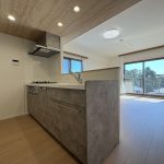 【キッチン】 対面式システムキッチン。充実の仕様で家事がはかどります。