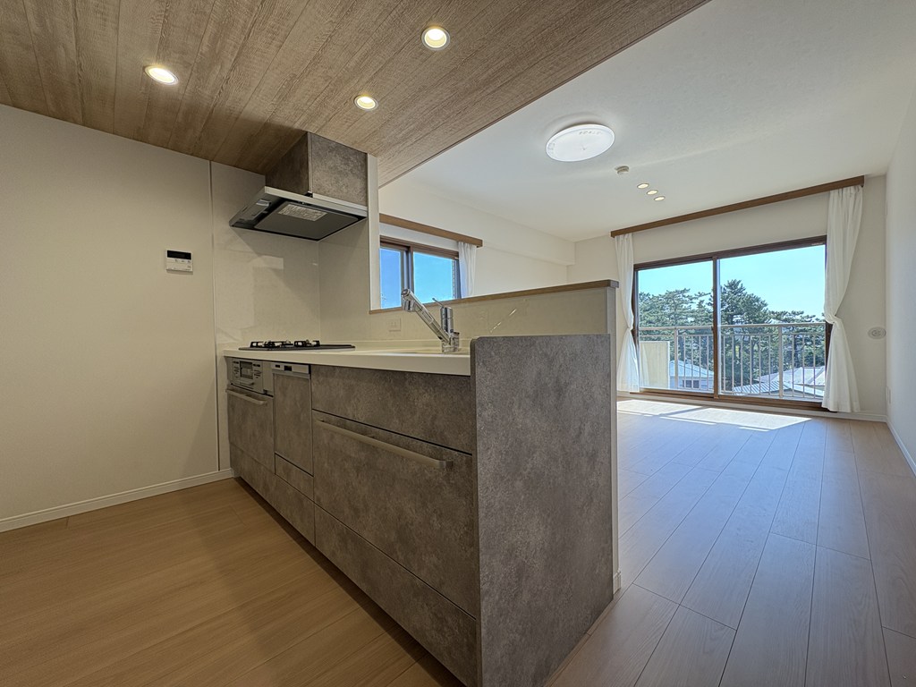 【キッチン】 対面式システムキッチン。充実の仕様で家事がはかどります。