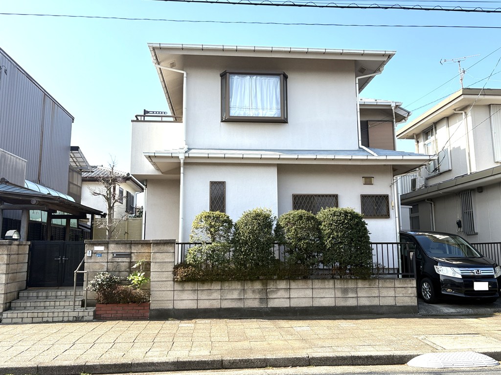 【外観】 玄関アプローチ・外構の植栽・和風庭園が美しく手入れされています。室内、水回りも丁寧にお使いです。ハウスクリーニング済み。