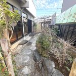 【庭】 和風庭園の様子。時間がゆっくりと流れているような心地よさを感じていただけます。石灯篭・飛び石を配置。四季折々の植栽も美しく手入れされています。季節ごとに楽しめる演出がされています。