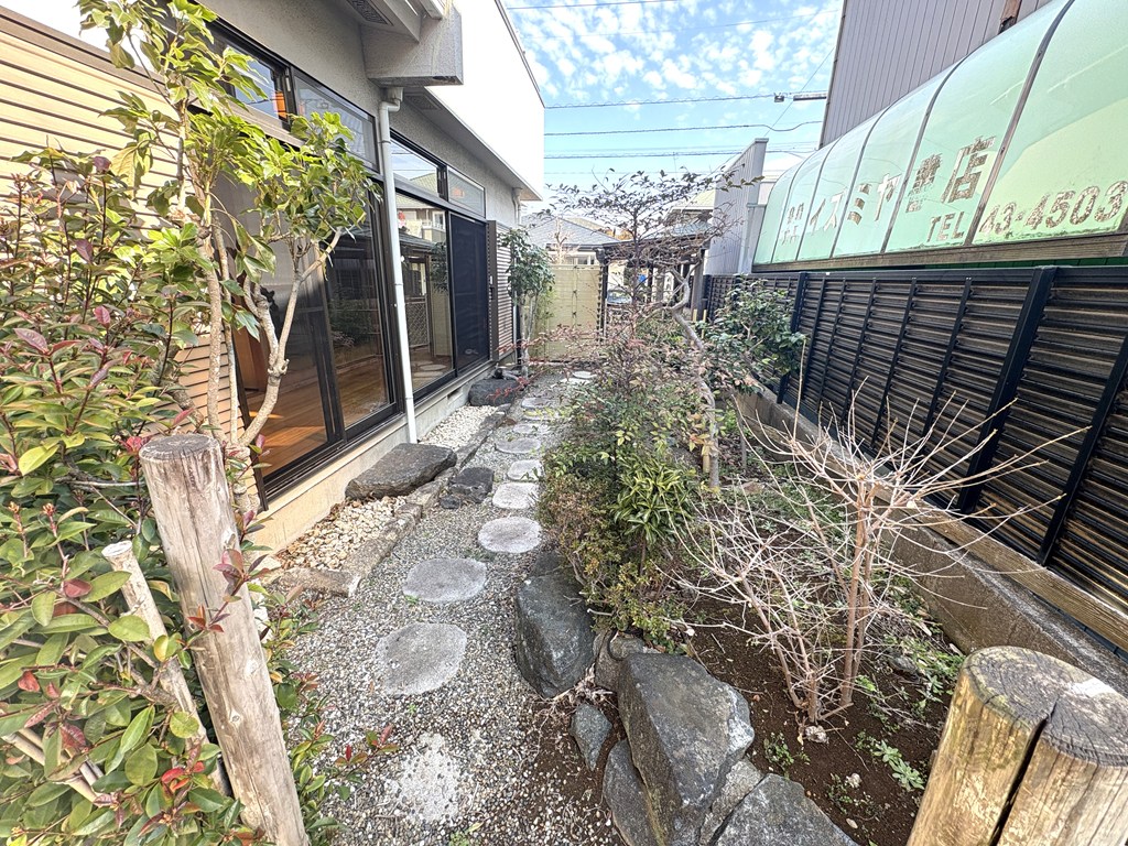 【庭】 和風庭園の様子。時間がゆっくりと流れているような心地よさを感じていただけます。石灯篭・飛び石を配置。四季折々の植栽も美しく手入れされています。季節ごとに楽しめる演出がされています。