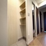 【シューズインクローク】 シューズインクローク部分。両面に棚板を設置して収納力を高めています。