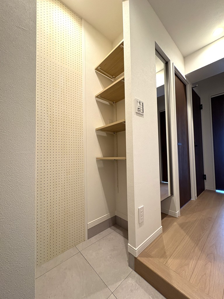 【シューズインクローク】 シューズインクローク部分。両面に棚板を設置して収納力を高めています。