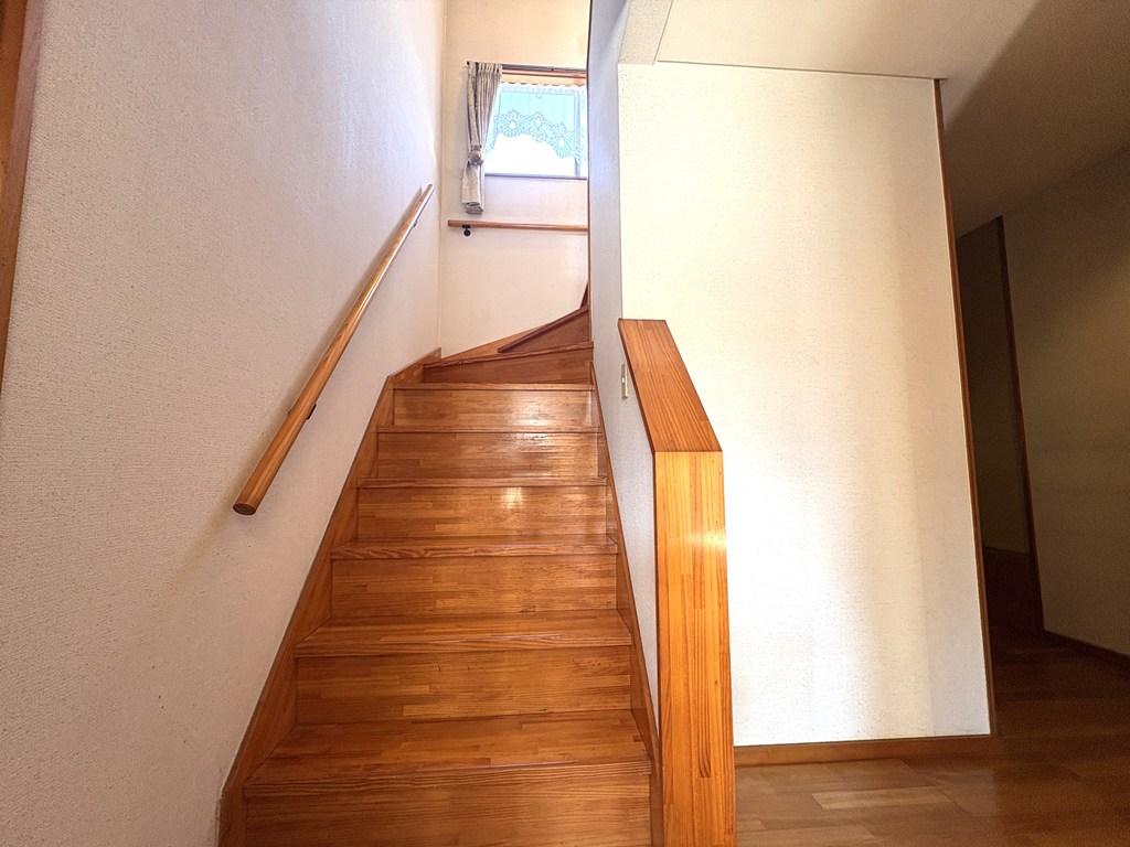 【階段部分】 階段部分の様子です。ハウスクリーニング済み。室内も水回りも丁寧にお使いです。