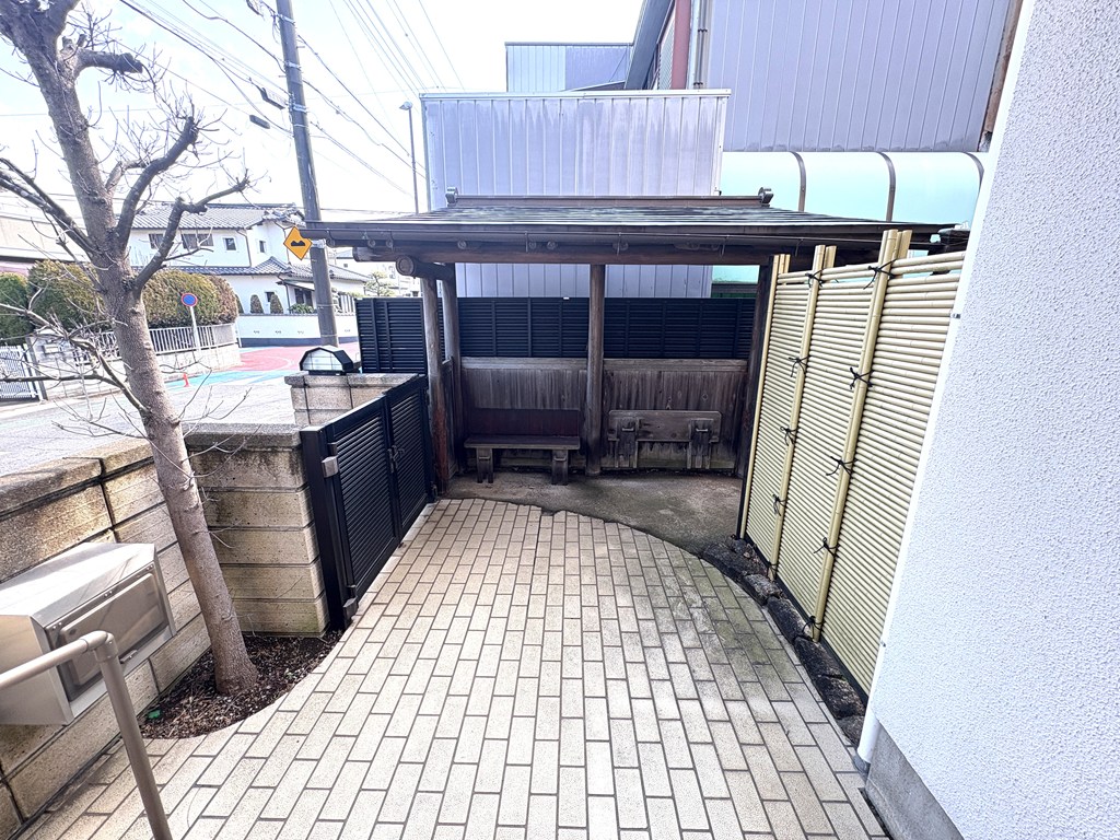 【玄関アプローチ部分】 門扉から玄関に続くアプローチ部分の様子です。和モダンな外構が落ち着いた印象。