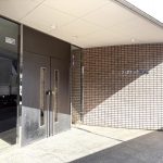 【マンションエンブレム】 ディアパーク西船橋は、駅徒歩圏内、6階建て、オートロックシステム完備でセキュリティ面も安心のマンションです。宅配ボックス有り。玄関先にはアルコープが設けられています。