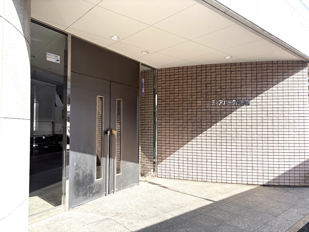 【マンションエンブレム】 ディアパーク西船橋は、駅徒歩圏内、6階建て、オートロックシステム完備でセキュリティ面も安心のマンションです。宅配ボックス有り。玄関先にはアルコープが設けられています。