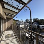 【バルコニー】 最上階の南東向きのバルコニー。日当たりも風通しも眺望も良好です。