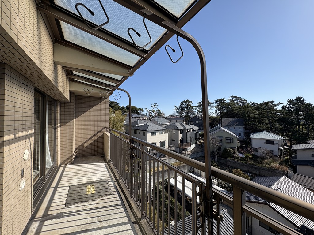 【バルコニー】 最上階の南東向きのバルコニー。日当たりも風通しも眺望も良好です。