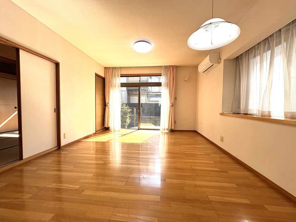 【リビング】 リビングダイニングの様子です。明るくて風通しも良好。快適にお過ごしいただけます。