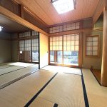 【和室6帖（雪見障子）】 和室の襖は雪見障子仕様。和風庭園を堪能することができます。