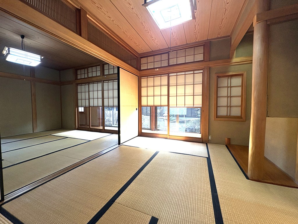 【和室6帖（雪見障子）】 和室の襖は雪見障子仕様。和風庭園を堪能することができます。