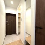 【玄関ホール】 玄関ホールの様子です。玄関横にはシューズインクローク完備。大容量です。