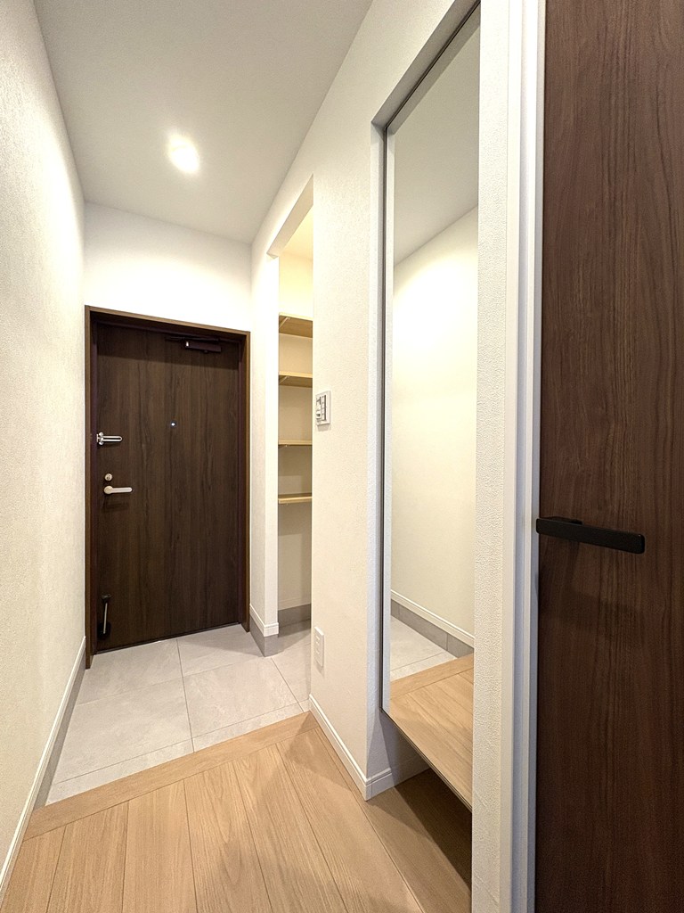 【玄関ホール】 玄関ホールの様子です。玄関横にはシューズインクローク完備。大容量です。