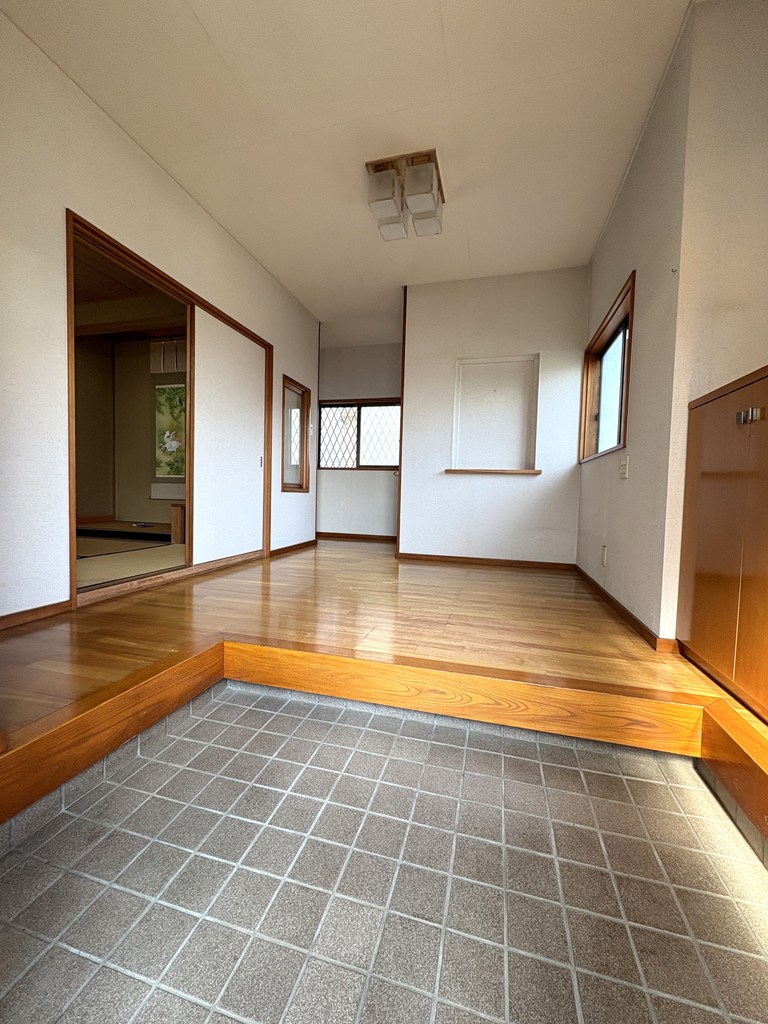 【玄関】 ゆとりを感じる玄関ホール。広いスペースが確保されています。