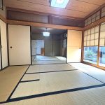 【2間続きの和室】 6LDKの間取り。和室4部屋、洋室2部屋。1階の和室は襖と欄間で仕切られた間取りになっています。