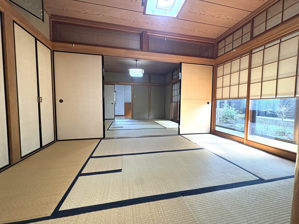 【2間続きの和室】 6LDKの間取り。和室4部屋、洋室2部屋。1階の和室は襖と欄間で仕切られた間取りになっています。