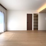 【リビング】 大きな窓があるので明るい室内。リビングの窓は二重サッシ仕様になっています。