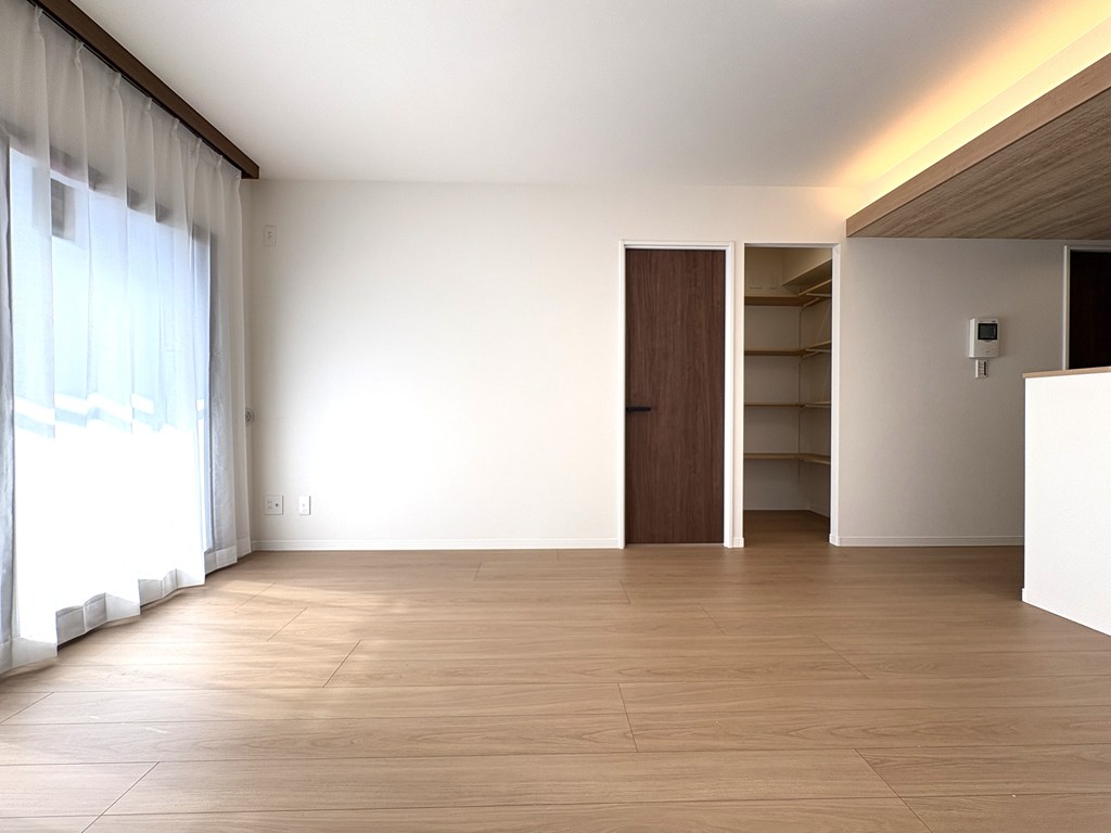 【リビング】 大きな窓があるので明るい室内。リビングの窓は二重サッシ仕様になっています。