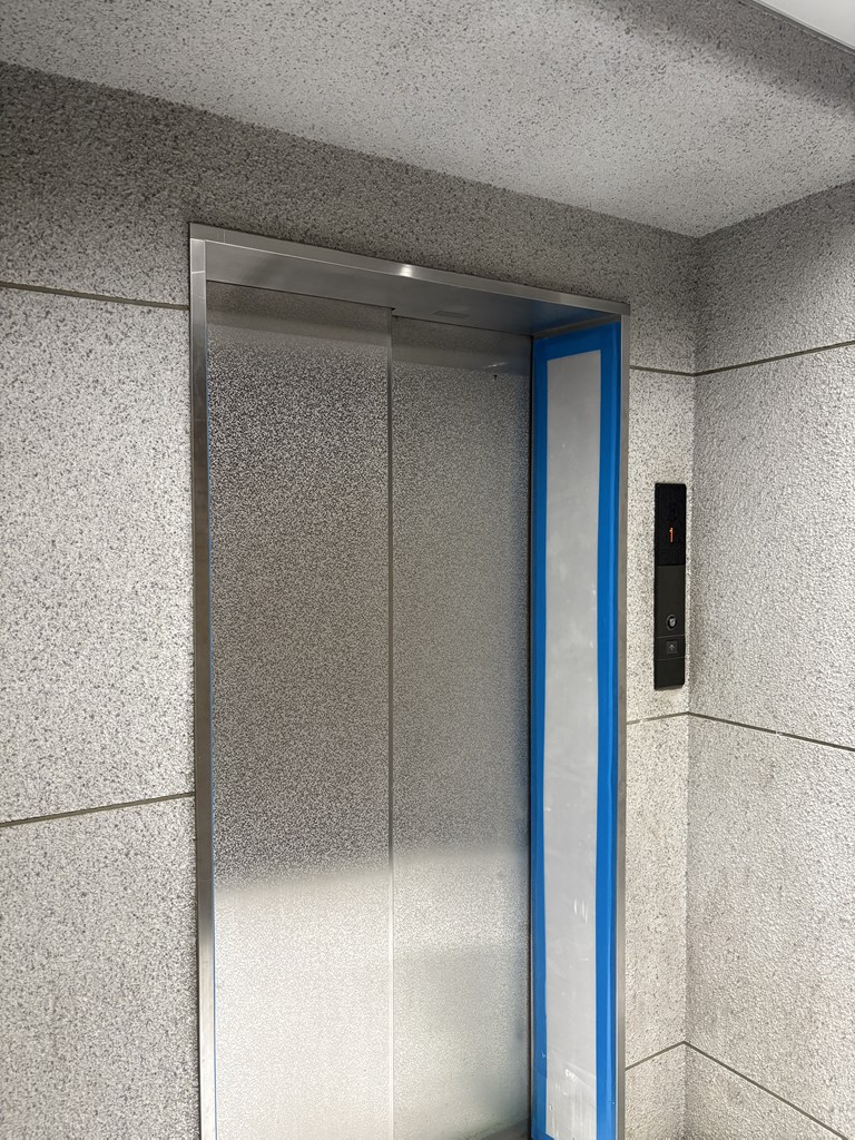 【エレベーター】 エレベーターがあるので外出時の昇降が楽々できます。