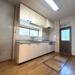 【キッチン】 水回り部分の様子です。ハウスクリーニング済み。室内も水回りも丁寧にお使いです。