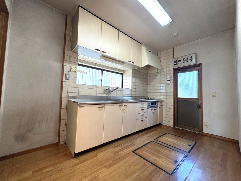 【キッチン】 水回り部分の様子です。ハウスクリーニング済み。室内も水回りも丁寧にお使いです。