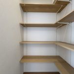 【パントリー】 パントリーの様子です。可動棚なので収納するものの高さに合わせてお使いいただけます。