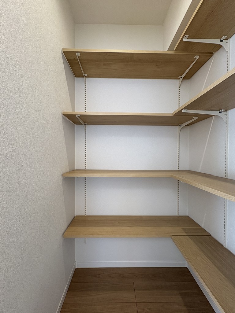 【パントリー】 パントリーの様子です。可動棚なので収納するものの高さに合わせてお使いいただけます。