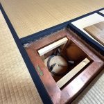 【茶道用炉】 畳の下には茶道用の「炉」がしつらえられています。本格的な茶室としてお使いいただけます。