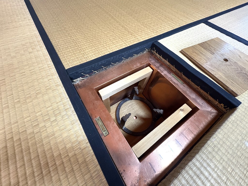 【茶道用炉】 畳の下には茶道用の「炉」がしつらえられています。本格的な茶室としてお使いいただけます。