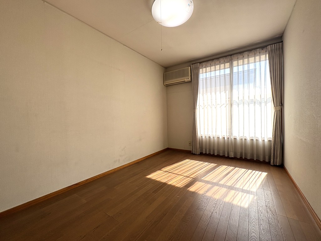 【洋室（2階）】 2階には洋室2部屋、和室2部屋があります。収納がついています。居室の収納とは別に納戸が3カ所あります。たっぷりの収納力です。