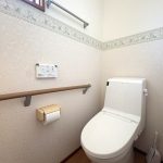 【トイレ（2階）】 水回り部分の様子です。ハウスクリーニング済み。室内も水回りも丁寧にお使いです。