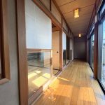 【縁側】 和室の横には縁側があります。ゆっくりとお庭を眺めたりできます。日本家屋ならではのとても素敵な間取りです。