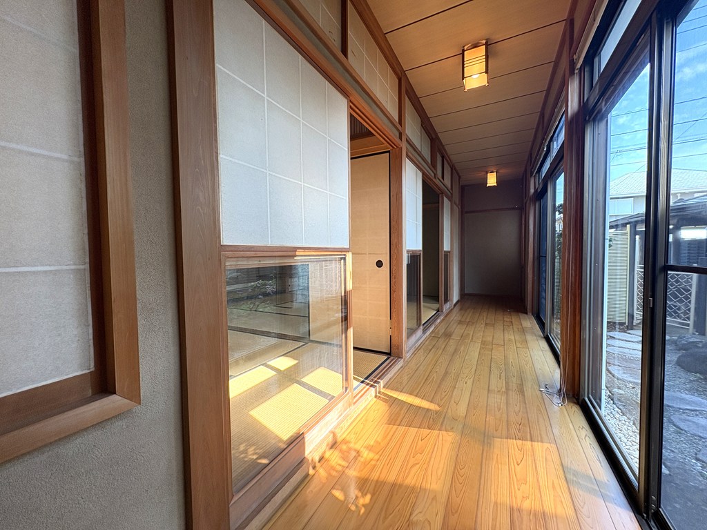 【縁側】 和室の横には縁側があります。ゆっくりとお庭を眺めたりできます。日本家屋ならではのとても素敵な間取りです。