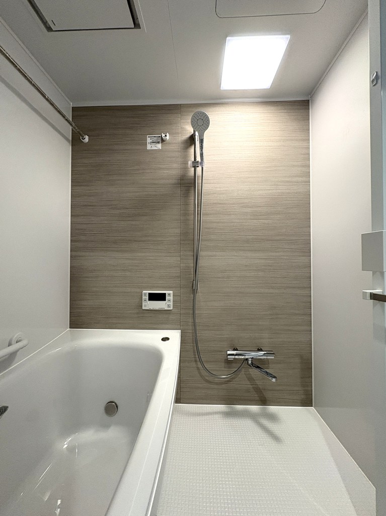 【浴室】 寛げる浴室は追い焚き機能、浴室換気乾燥機能付きなので快適なバスタイムをお過ごしいただけます。