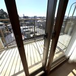 【二重サッシ】 二重サッシ仕様により気密性が高まり、断熱、防寒、保温を一度に行うことができます。夏には暑い空気が入って来ない、冬には温めた空気が外に出ていかないため冷暖房を効率良く使用できます。