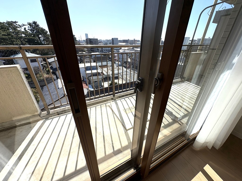 【二重サッシ】 二重サッシ仕様により気密性が高まり、断熱、防寒、保温を一度に行うことができます。夏には暑い空気が入って来ない、冬には温めた空気が外に出ていかないため冷暖房を効率良く使用できます。