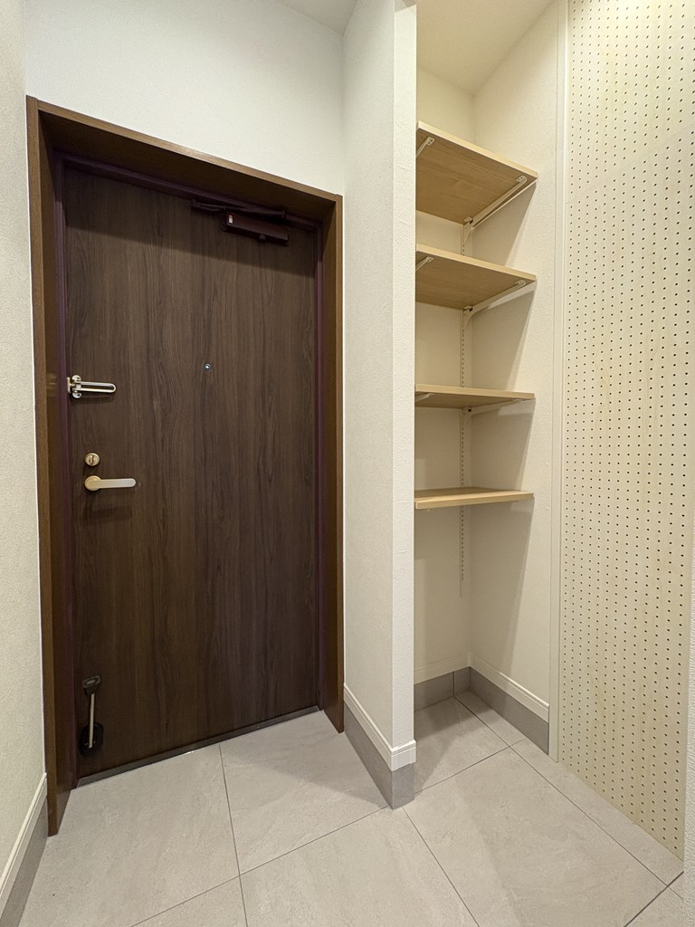 【玄関】 玄関の様子です。