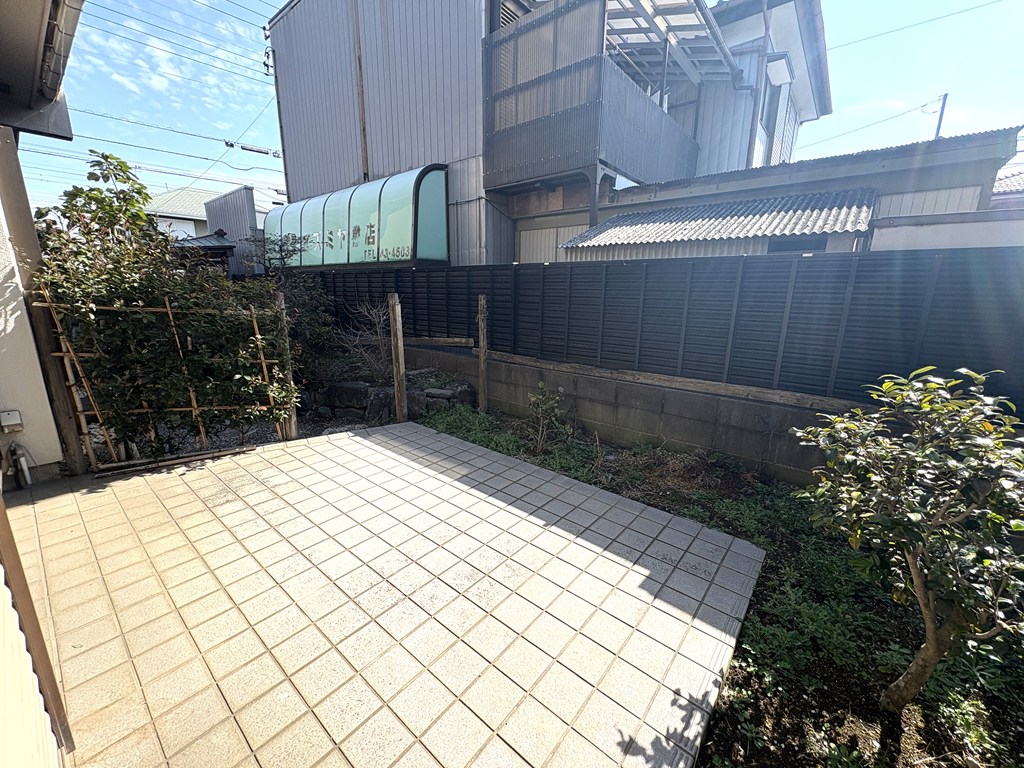 【テラス（リビング前）】 リビング前にはテラスが設けられています。