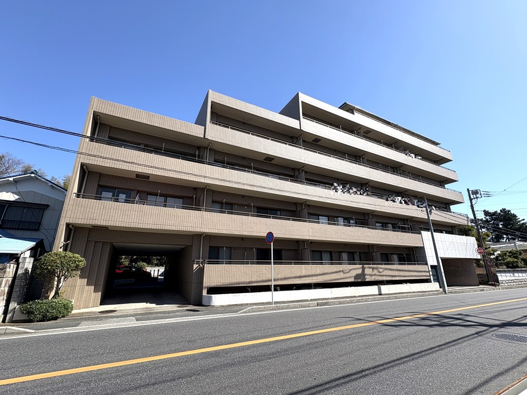 【外観】 駅徒歩圏内、1996年築。南東向きの6階、最上階のお部屋になります。