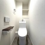 【トイレ】 清潔感のあるトイレはウォシュレット一体型になっています。