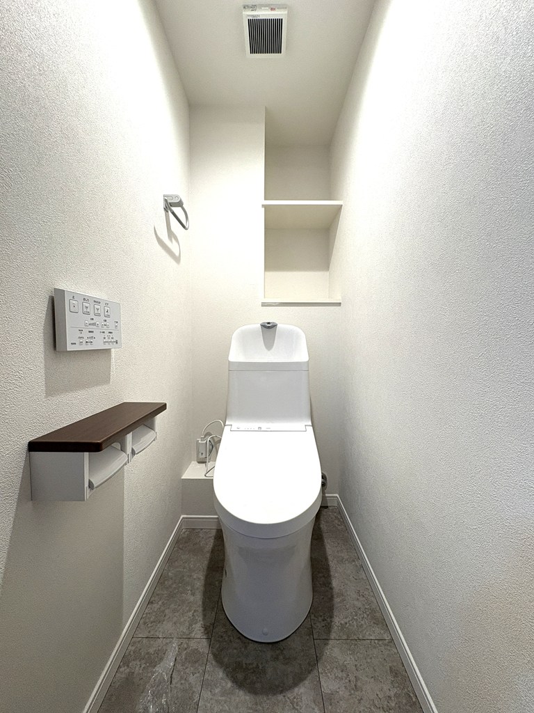 【トイレ】 清潔感のあるトイレはウォシュレット一体型になっています。