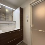 【洗面室】 収納が付いた洗面化粧台の様子です。リネン類や洗剤等のストック等を収納していただけます。