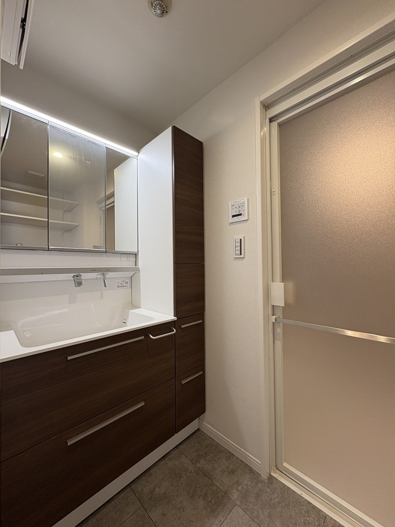 【洗面室】 収納が付いた洗面化粧台の様子です。リネン類や洗剤等のストック等を収納していただけます。